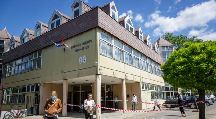 Kötelező lett a maszk a diákoknak a dunakeszi Radnóti gimiben