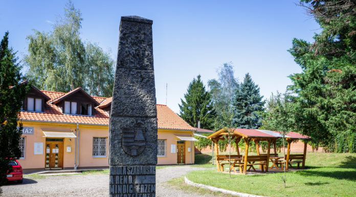 Ezért áll emlékmű a Polgármesteri Hivatal udvarán