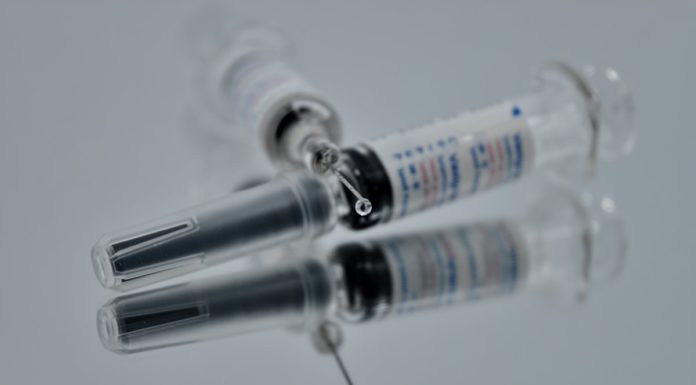 Az oroszok már olthatnak, kijött az első vakcina