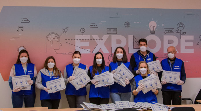 Maszkot pakoltak a gödieknek a Samsung dolgozói