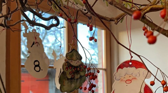 Adventi naptár nyílik a gödi ablakokban