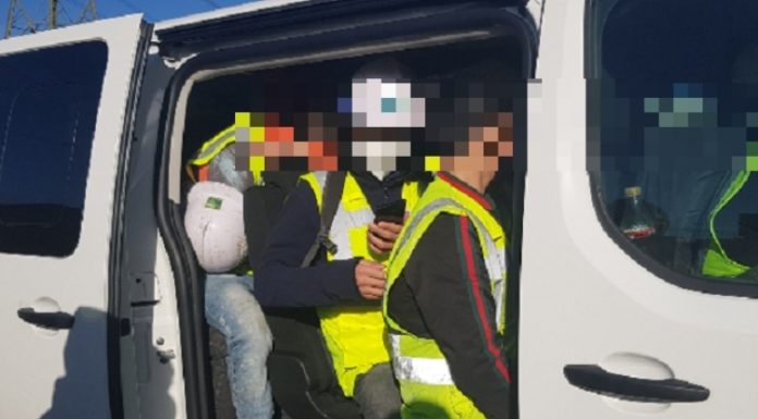 Túlsúlyos járművet kapcsoltak le a rendőrök Gödön