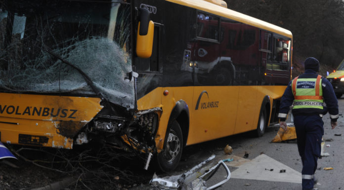 Buszbaleset Pest megyében – sok a sérült
