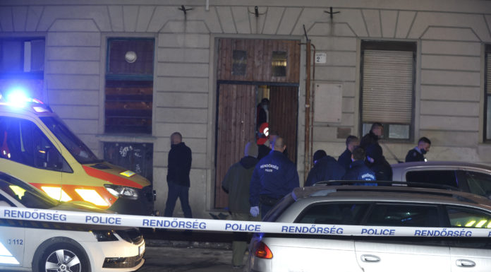 A járdán siratta leszúrt fiát az édesanya