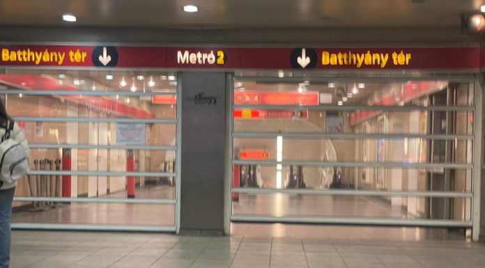 Baleset miatt áll a 2-es metró