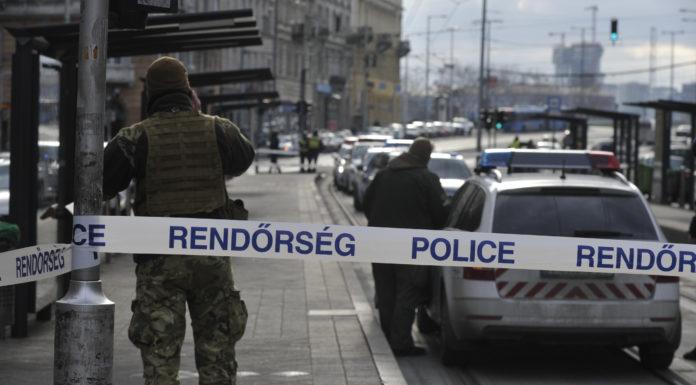 Egy csoport vitatkozott egy emberrel, majd egyikőjük simán leszúrta az áldozatát