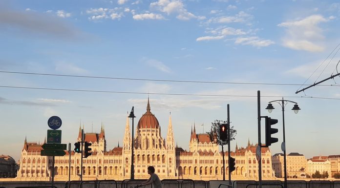 Veszélyhelyzet prolongálva