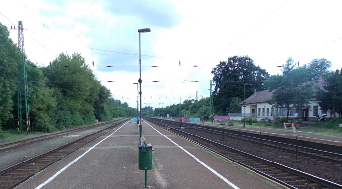 Vonat elé akart ugrani egy férfi a gödi vasútvonalon