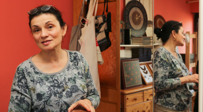 Székely Csillától tanulhatunk népi bútorfestést Gödön