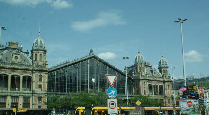 Kisiklott egy vonat a Nyugatiban, készüljön késésekre!