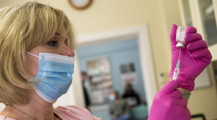 Koronavírus: újabb negatív rekordok, egy hétig még biztosan maradnak a korlátozások