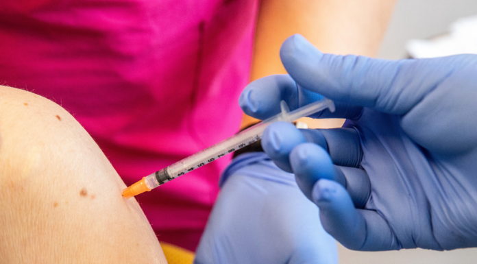 Pénzbüntetést kapott az oltást megtagadó erdőkertesi orvos