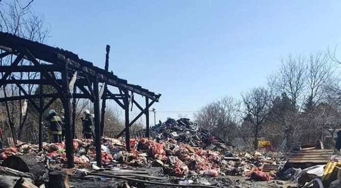 Kigyulladt a papír a melléképületben