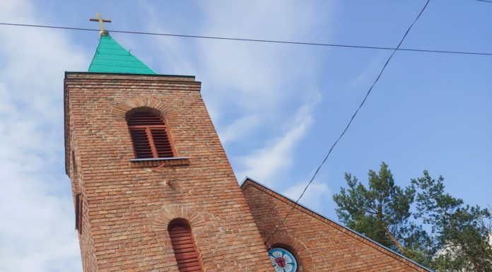 Húsvétváró üzenetek a gödi templomkerítésen