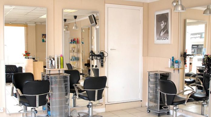 Újabb csúcson a halottak száma, elindult az újranyitás