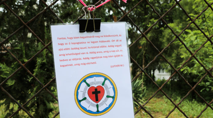 Mit üzen pünkösdkor a kerítés?