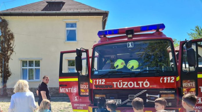 Örülhettek ma a tűzoltórajongó gödi ovisok