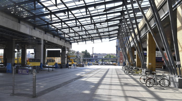 Mi folyik most a Nyugati bezárt kapui mögött?