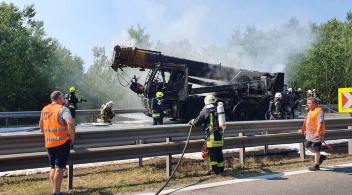 Kigyulladt egy hatalmas önjáró daru, ezért bénult meg a forgalom