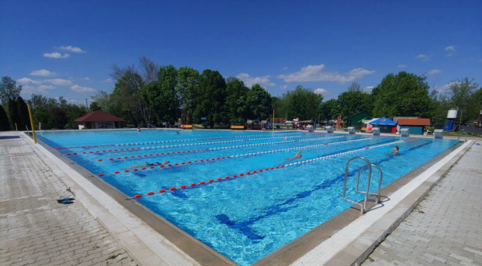 A mai kánikulai kedden mégis működik a nagymedence Gödön