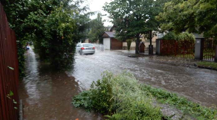Özönvíz Gödön: van, ahol nincs áram, máshol megteltek a csatornák