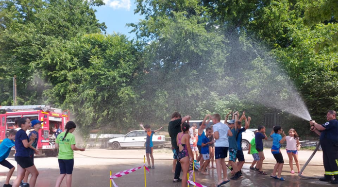 Kipróbálták a gödi táborozók, hogy milyen lehet tűzoltónak lenni