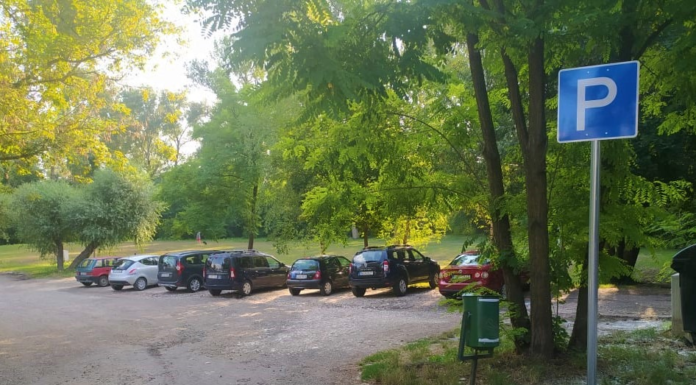 Nem parkolhatnak zöldfelületeken az autók a Feneketlen-tónál