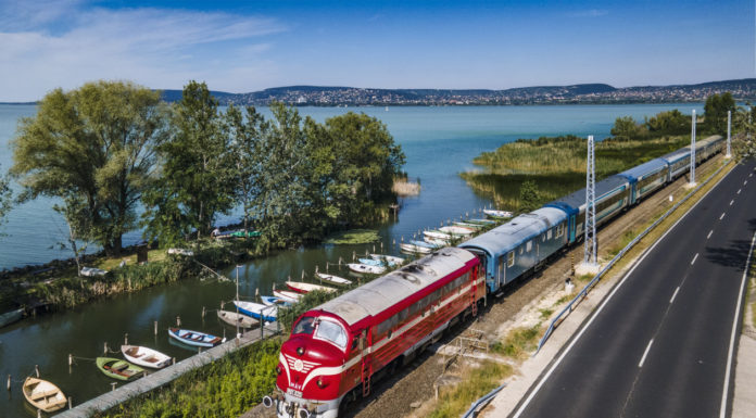 Szereti a retrót? Régi vonatok és buszok a Balatonnál
