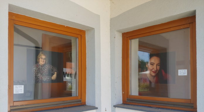 Nő az anya mögött – különleges kiállítás Gödön