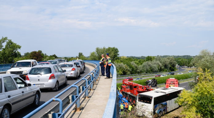 Így húzták ki az árokból az M7-esen balesetet szenvedett buszt