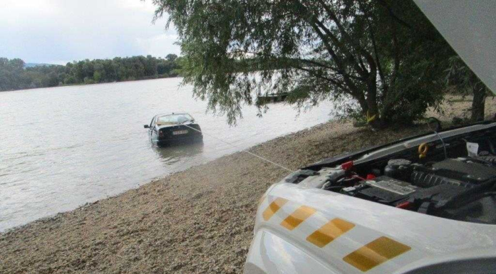 Autó merült el a Dunában