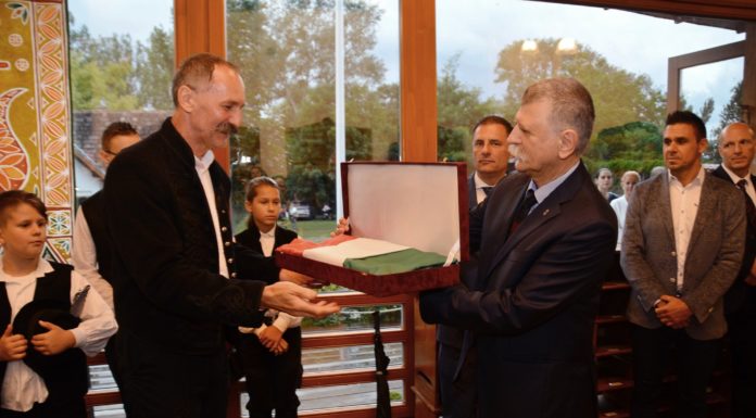 Kövér Lászlótól kaptak nemzeti lobogót az iskolások a Búzaszem évnyitóján