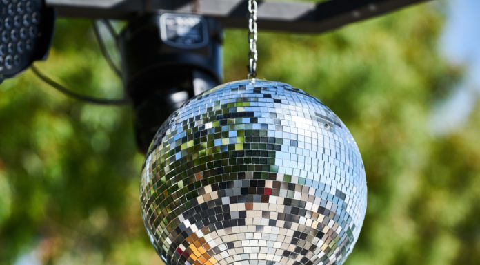 Ma retró slágerekre bulizhat a Kincsem Udvarházban