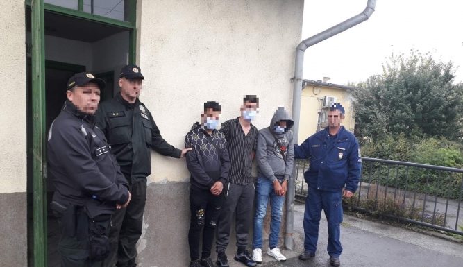 Nyolc migránst fogtak el a szlovák és a magyar rendőrök a Vác-Szob vasúton