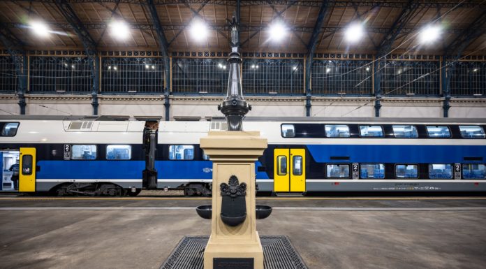 Megérkezett az első vonat a Nyugatiba