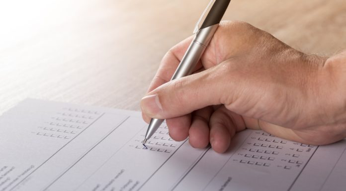 Csökkent az ellenzéki jelölt előnye Tuzson Bencével szemben – állítja egy felmérés