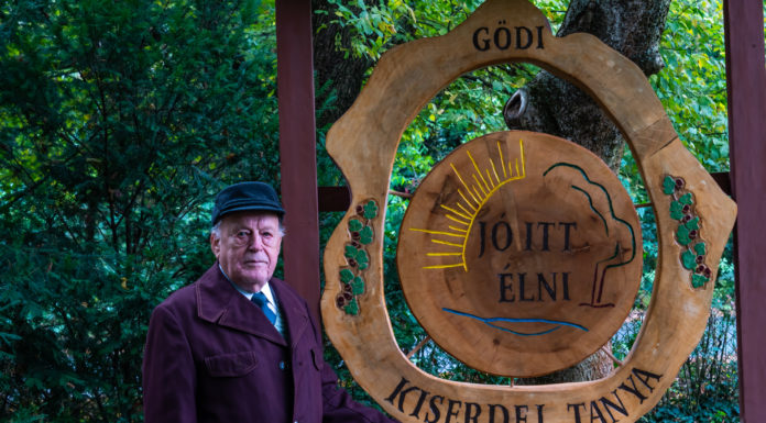 Táblát avattak a Kiserdei tanyán