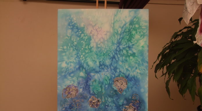 Spirituális selyemfestő kiállítása Gödön