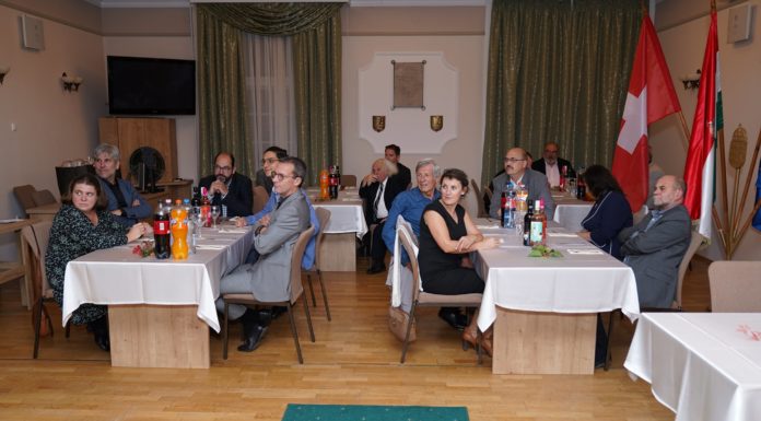 Svájci zászló a gödi városházán