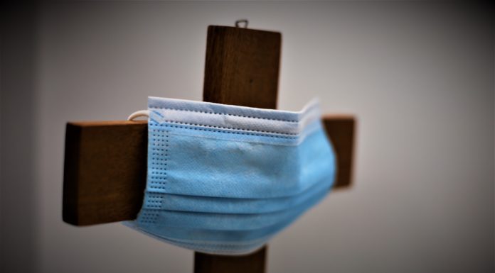 Viseljen maszkot, ha ma látni akarja Feri atyát!