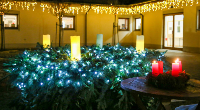 Fellobbant Gödön is a harmadik gyertya lángja