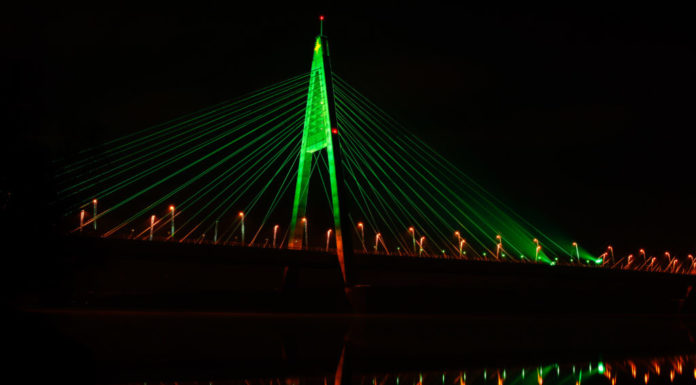 Óriási karácsonyfává varázsolták a Megyeri hidat