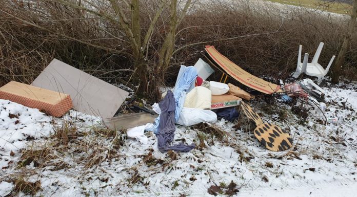 Illegális hulladéklerakás Gödön: Ön mit üzenne annak, aki ezt csinálta?