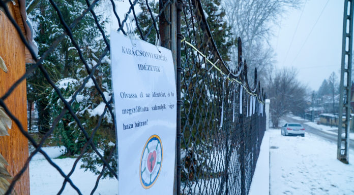 Mit üzen adventkor a kerítés?