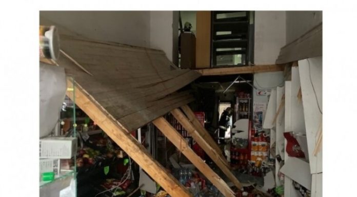 Meghalt egy ember, rászakadt a galéria a boltban