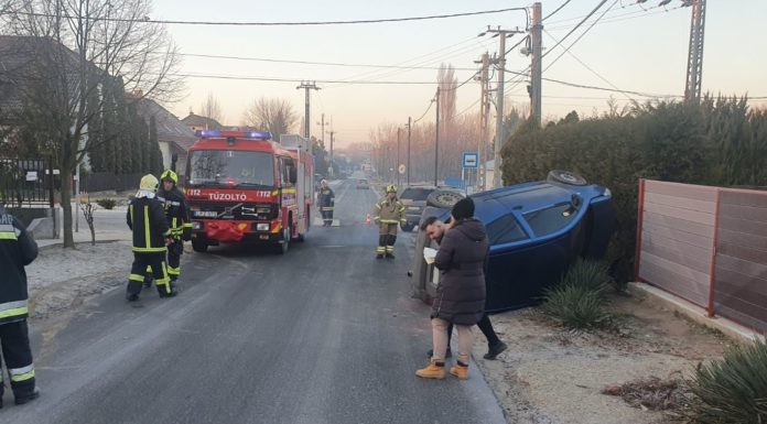 Lefagyott pára miatt állt a feje tetejére egy autó Fóton