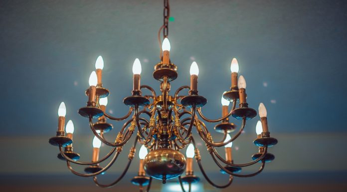 Beleremegett a csillár Gödön a rejtélyes robajba