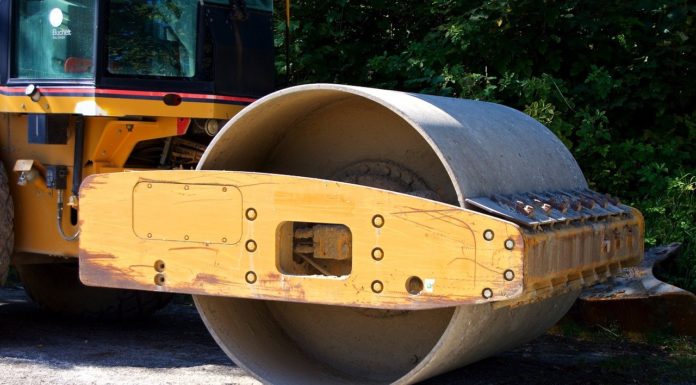 Indul az útépítés a Sződi utcában