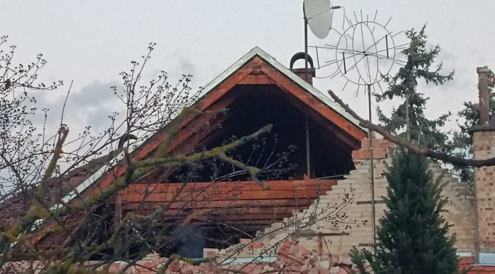 Falat döntött le a szél Gödön