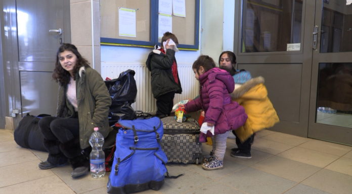 A fővárosi pályaudvarokon 3203 menekültet fogadtak a rendőrök